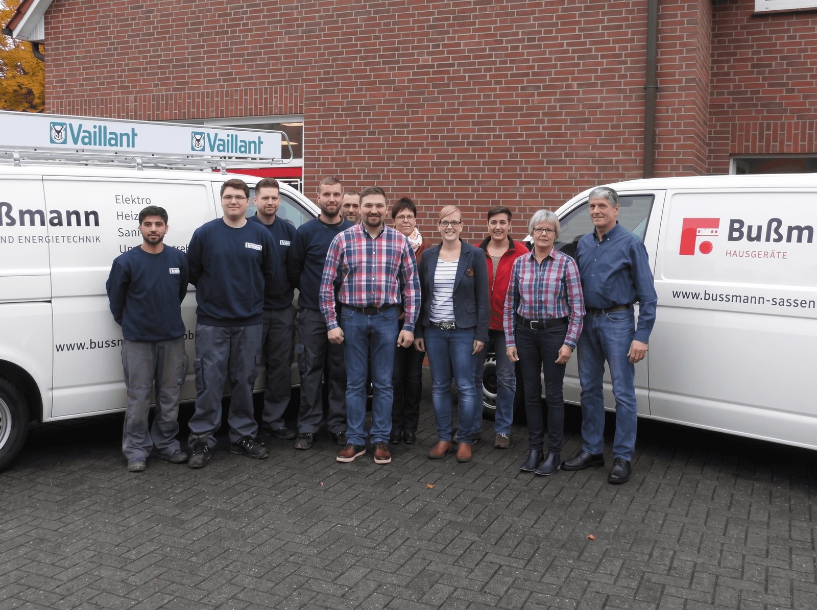 Das Team von Bußmann Sassenberg vor den Firmenfahrzeugen